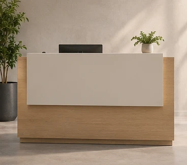 Recepción de madera con diseño limpio